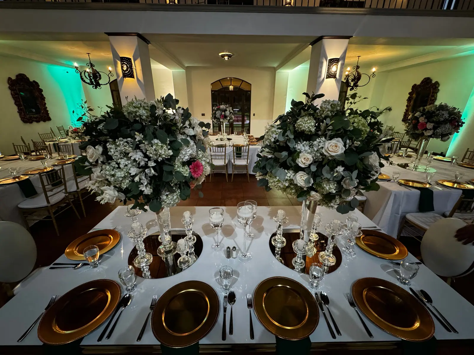 Montaje de banquete con centros de mesa florales