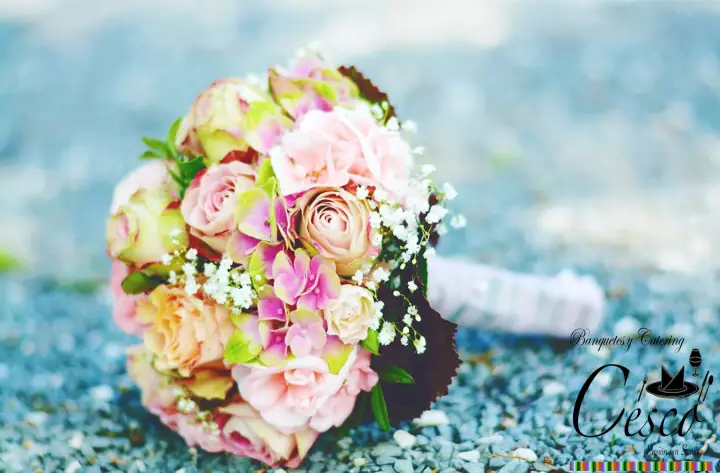 ¿De flores naturales o artificiales?